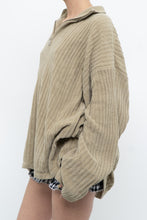 Load image into Gallery viewer, Vintage x Made in Hong Kong x Beige Velvet Ribbed Oversized Sweater (S-XXL)