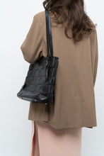 Load image into Gallery viewer, Vintage x Made in Italy x VIOLA CASTELLANI Woven Black Pebble Leather Purse