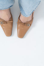 Load image into Gallery viewer, Vintage x FRANCO SARTO Tan Leather Kitten Heels (8)