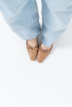 Load image into Gallery viewer, Vintage x FRANCO SARTO Tan Leather Kitten Heels (8)