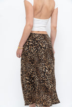 Load image into Gallery viewer, Vintage x Made in Canada x Leopard Print Flowy Midi Skirt (M-XL)