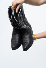 Load image into Gallery viewer, Vintage x Made in Mexico x STERLING RIVER Black Leather Butterfly Cowboy Boots (7W)