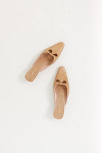 Load image into Gallery viewer, Vintage x Beige Leather Kitten Heels (8.5W)