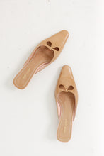 Load image into Gallery viewer, Vintage x Beige Leather Kitten Heels (8.5W)