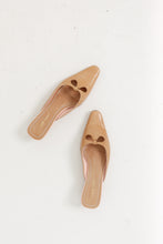 Load image into Gallery viewer, Vintage x Beige Leather Kitten Heels (8.5W)