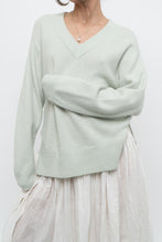 Load image into Gallery viewer, vince x pale green pure cashmere sweater (xs-m)