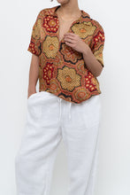 Load image into Gallery viewer, THE GREAT x Red Patterned Satin Short Sleeve Blouse (XS-M)
