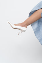 Load image into Gallery viewer, Vintage x Stuart Weitzman Satin White Pumps (7)