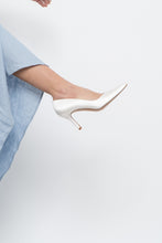 Load image into Gallery viewer, Vintage x Stuart Weitzman Satin White Pumps (7)