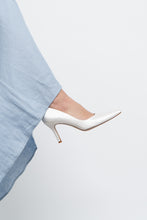 Load image into Gallery viewer, Vintage x Stuart Weitzman Satin White Pumps (7)