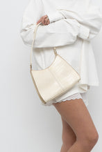 Load image into Gallery viewer, Vintage x LIZ CLAIBORNE Cream Faux Leather Croc Purse