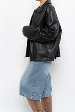 Load image into Gallery viewer, Vintage x ROUNDTREE &amp; YORK Black Heavy Leather Jacket (S-L)