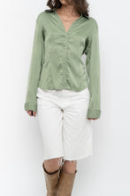 Load image into Gallery viewer, Vintage x Pale Green Silk Blouse (S, M)