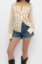 Load image into Gallery viewer, Vintage x CONTEXT Butter Yellow Satin Lace Buttonup (L)