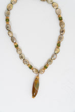 Load image into Gallery viewer, Vintage x Green Gemstone Pearl Drop Necklace