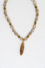 Load image into Gallery viewer, Vintage x Green Gemstone Pearl Drop Necklace