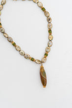Load image into Gallery viewer, Vintage x Green Gemstone Pearl Drop Necklace