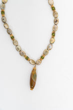 Load image into Gallery viewer, Vintage x Green Gemstone Pearl Drop Necklace